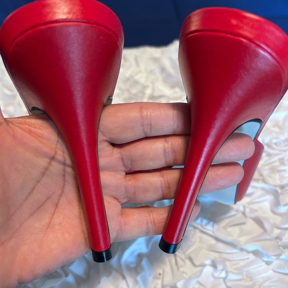 STEVE MADDEN • Red Leather Slip On Heel Sandal • 7.5 - Picture 5 of 10